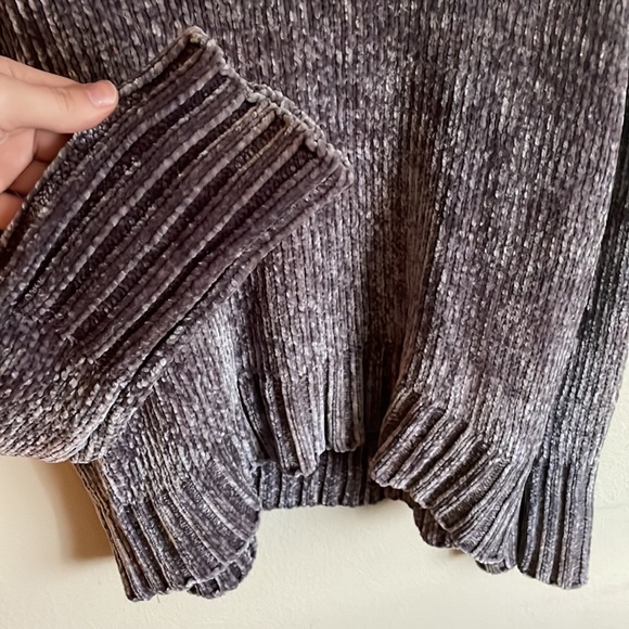 Like new grey sweater - Picture 3 of 3